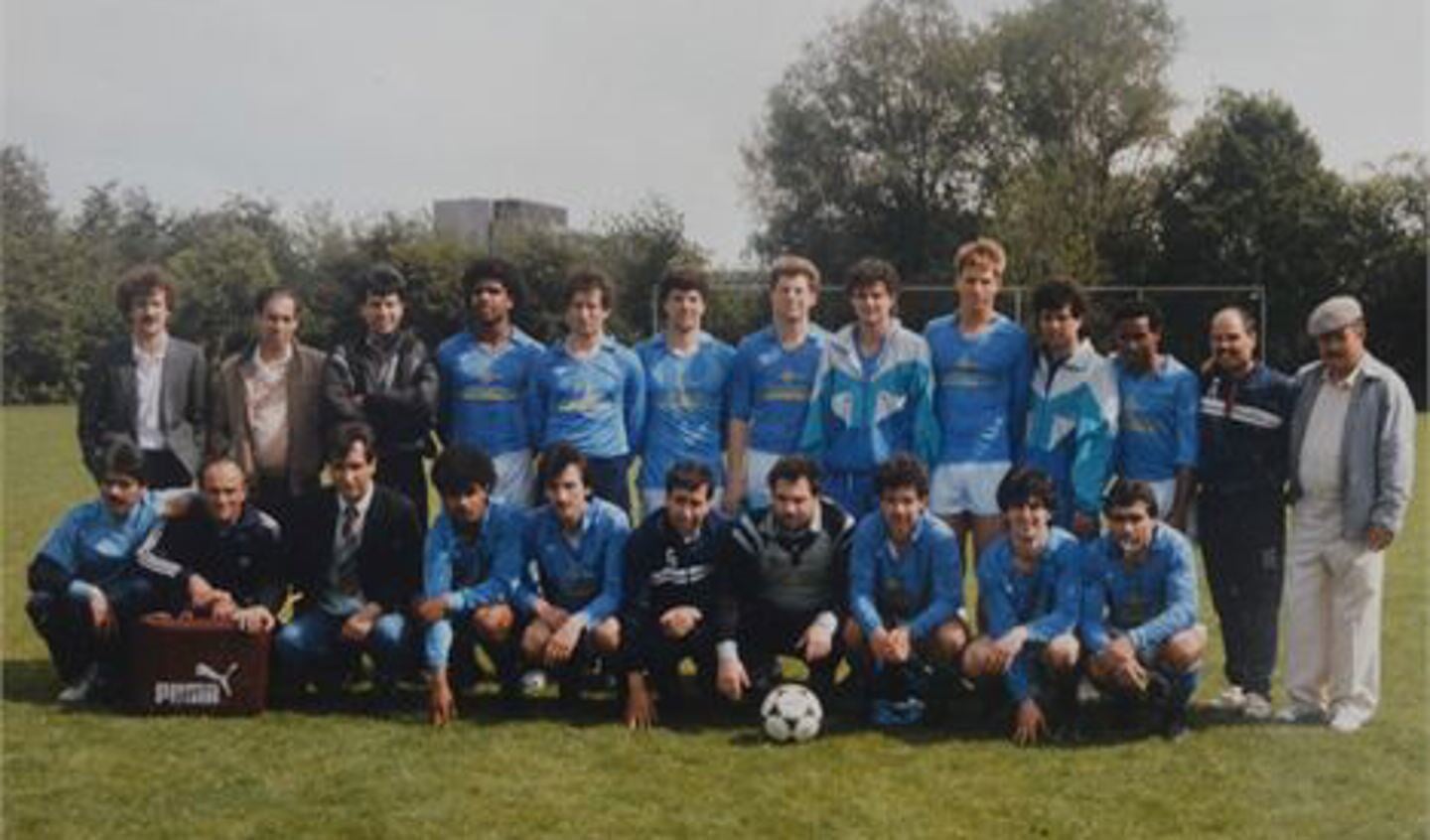 Een elftalfoto uit de beginjaren van CdF Popular. Vijfde van links staat oprichter Paco Santacomba. Derde linksonder is José Rivas, die samen met José Cabanelas de reünie op 2 mei organiseert.