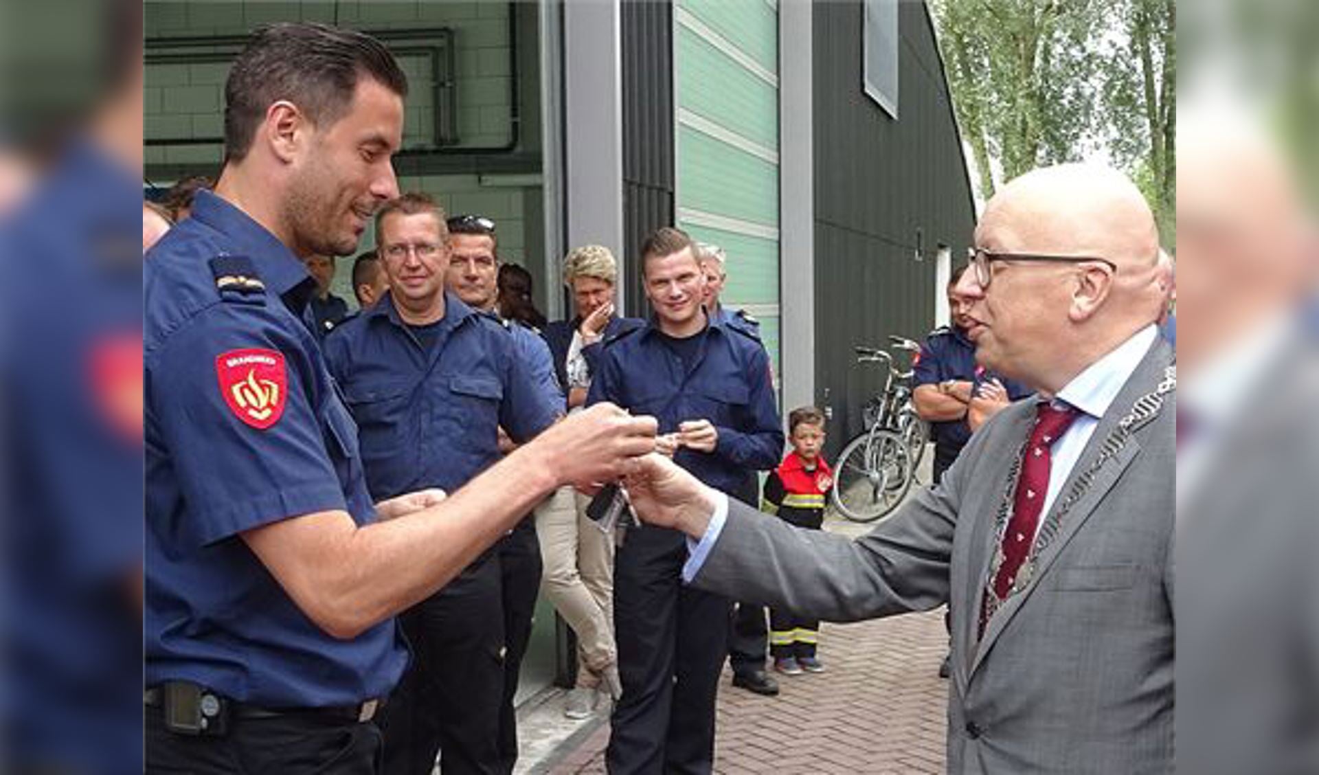 De burgemeester overhandigt de sleutel aan Xander Breuls. Foto's Koos Romeijn.
