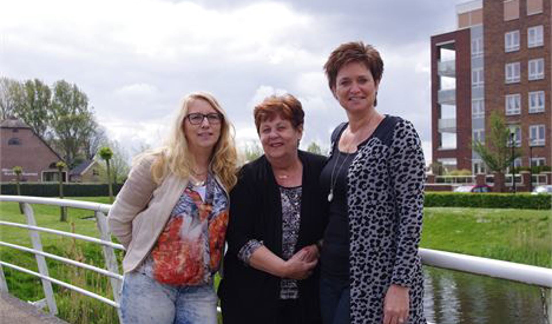 Marie Nowee en Yvonne de Groot met in het midden Magda van Beloois. Foto Astrid Potuijt