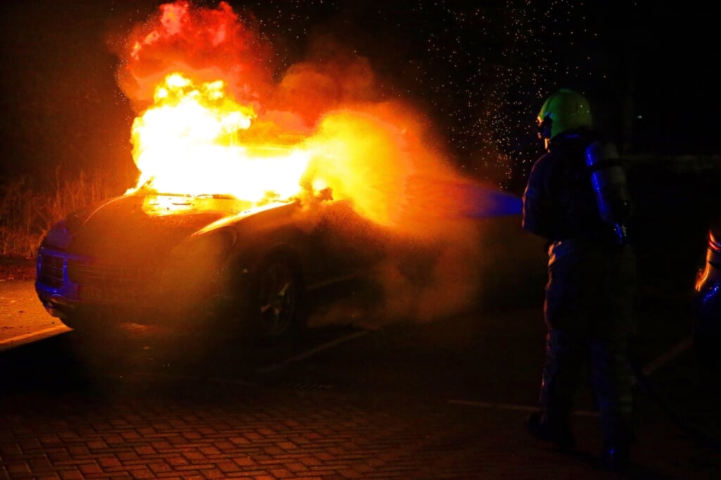 De vlammen sloegen uit de Porsche (foto Dennis van Wingerden)