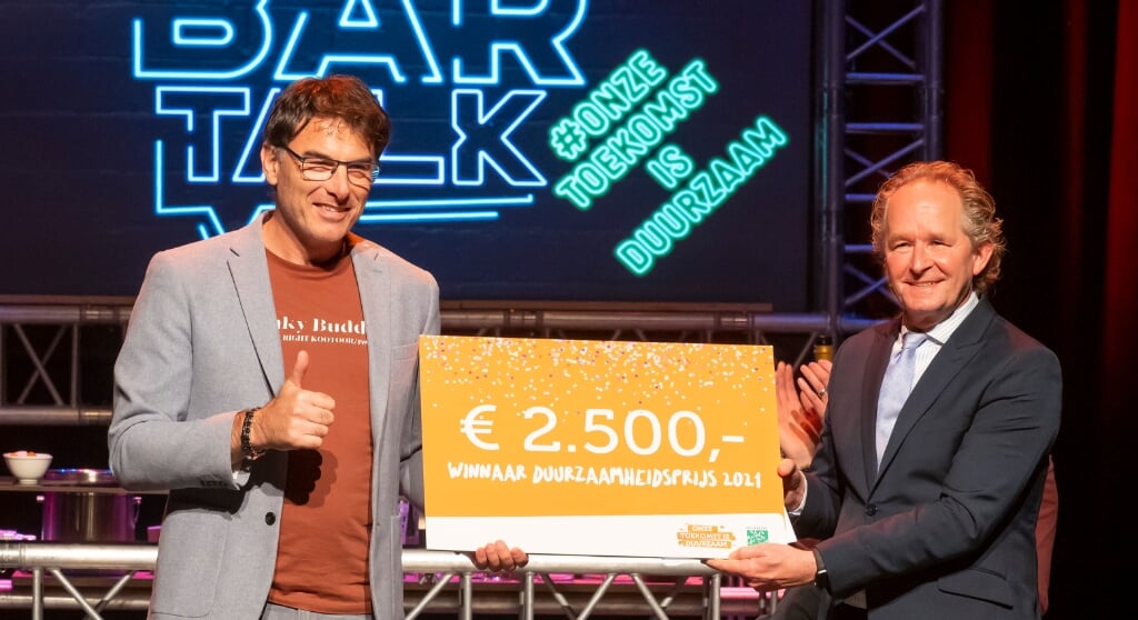 Dionysios Sofronas kreeg de cheque van wethouder Japenga