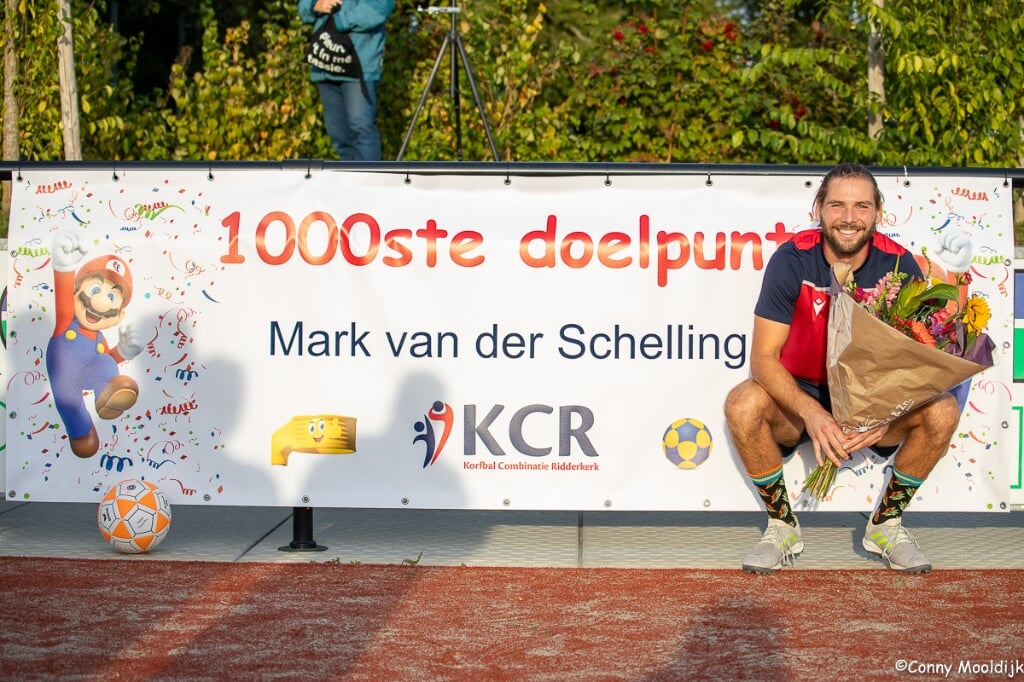 Mark van der Schelling werd in de bloemen gezet voor duizend treffers