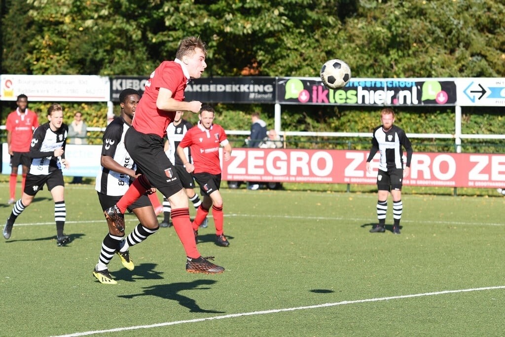 Boy van Reede kopt de 2-2 binnen (foto Roelie 't Jong)