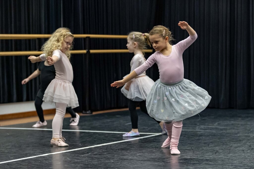 In Het Plein oefenen met beginselen van ballet (foto Peter Verheijen)