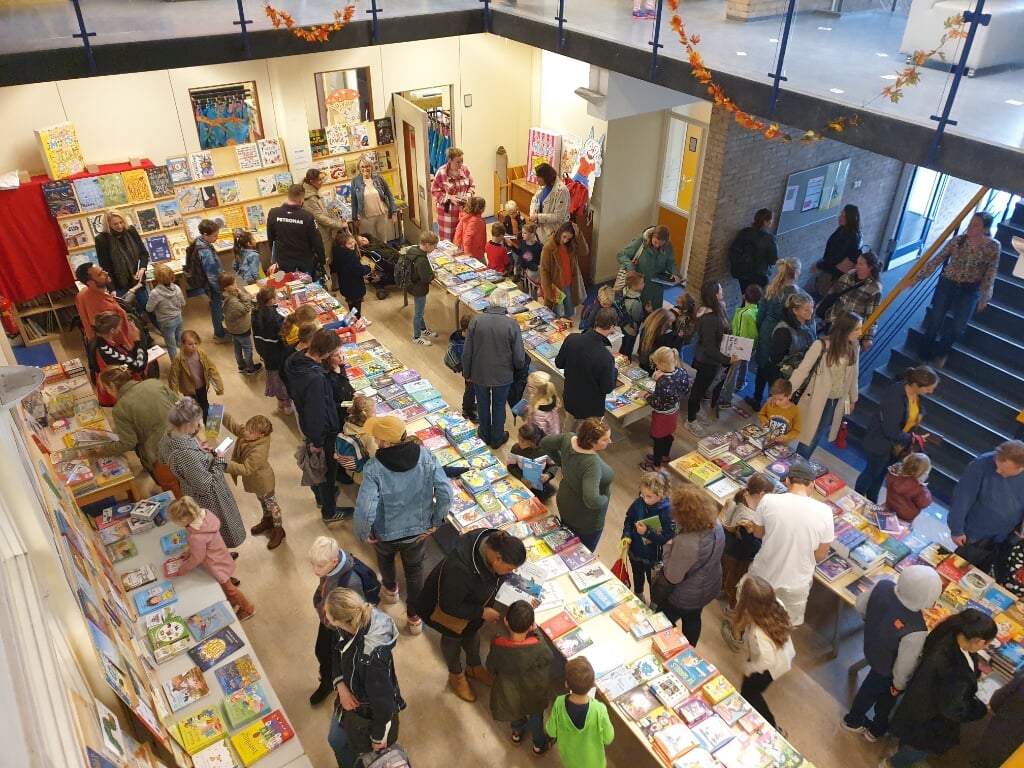 De kinderboekenmarkt werd druk bezocht. 