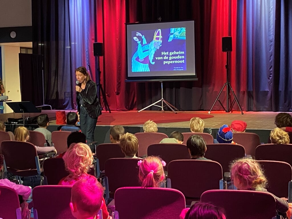 Annemarie Rijkée vertelt 'Het geheim van de gouden pepernoot' aan leerlingen van de school (foto CultuurLocaal).