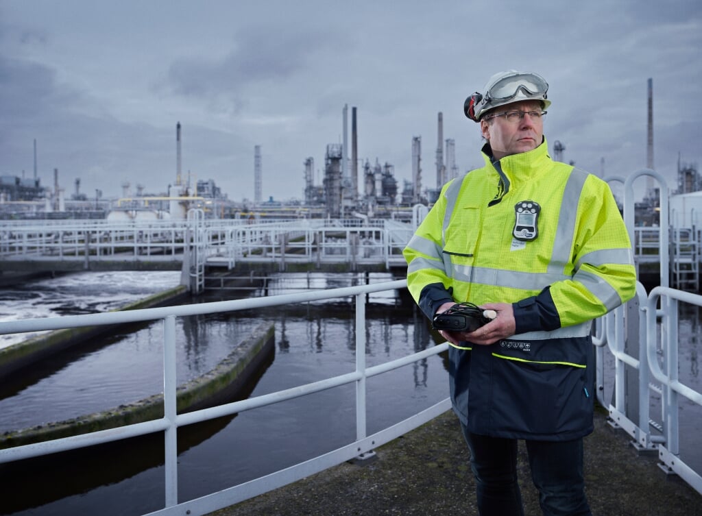 Een medewerker van Waterschap Hollandse Delta bij een zuiveringsinstallatie. 