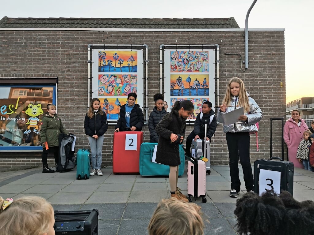 De koffers werden door de leerlingenraad geopend op het schoolplein