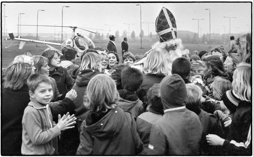 De Sint kwam in 1976 per helikopter naar Barendrecht. (foto: Jos Wesdijk)