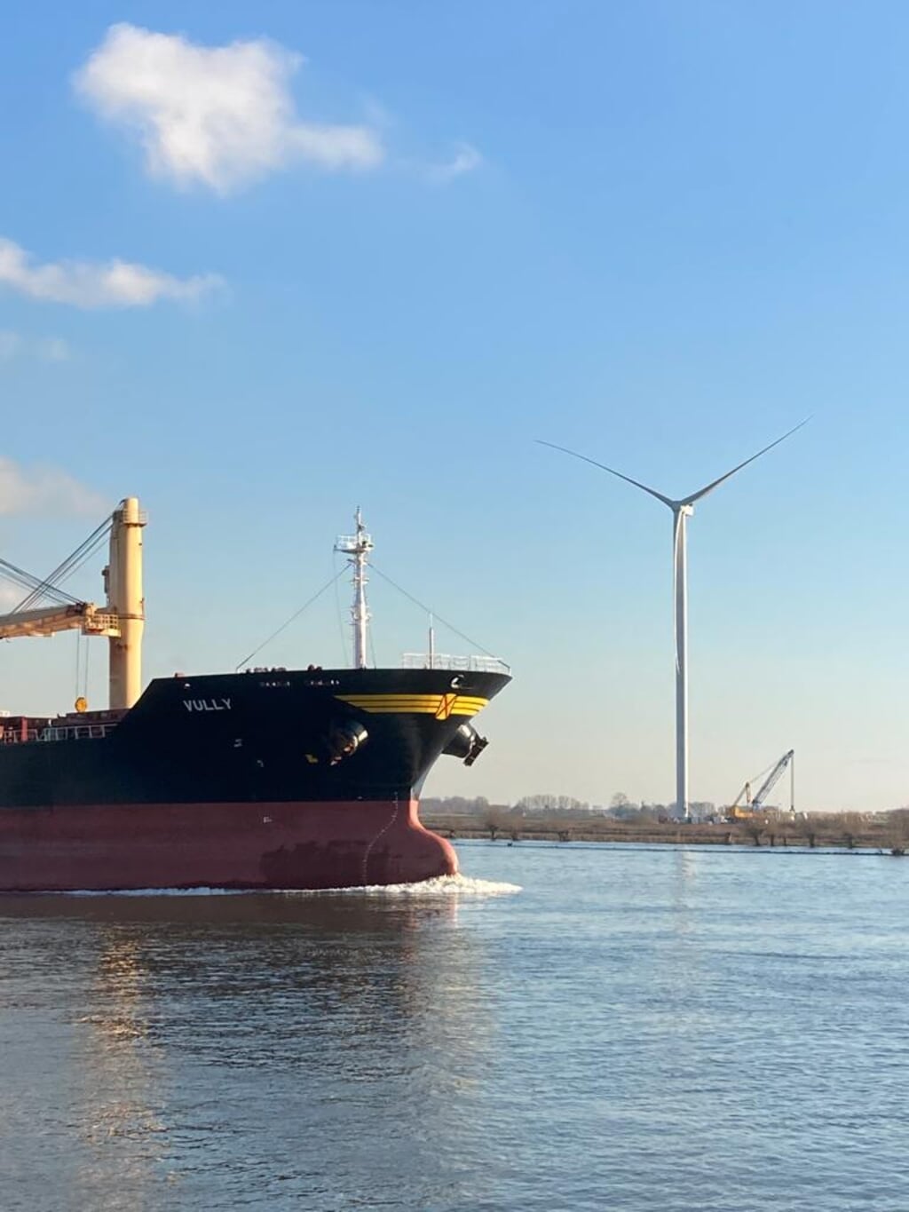 Het nieuwe uitzicht aan de Oude Maas: scheepvaart en windturbines. (foto: Roelof Roomer)