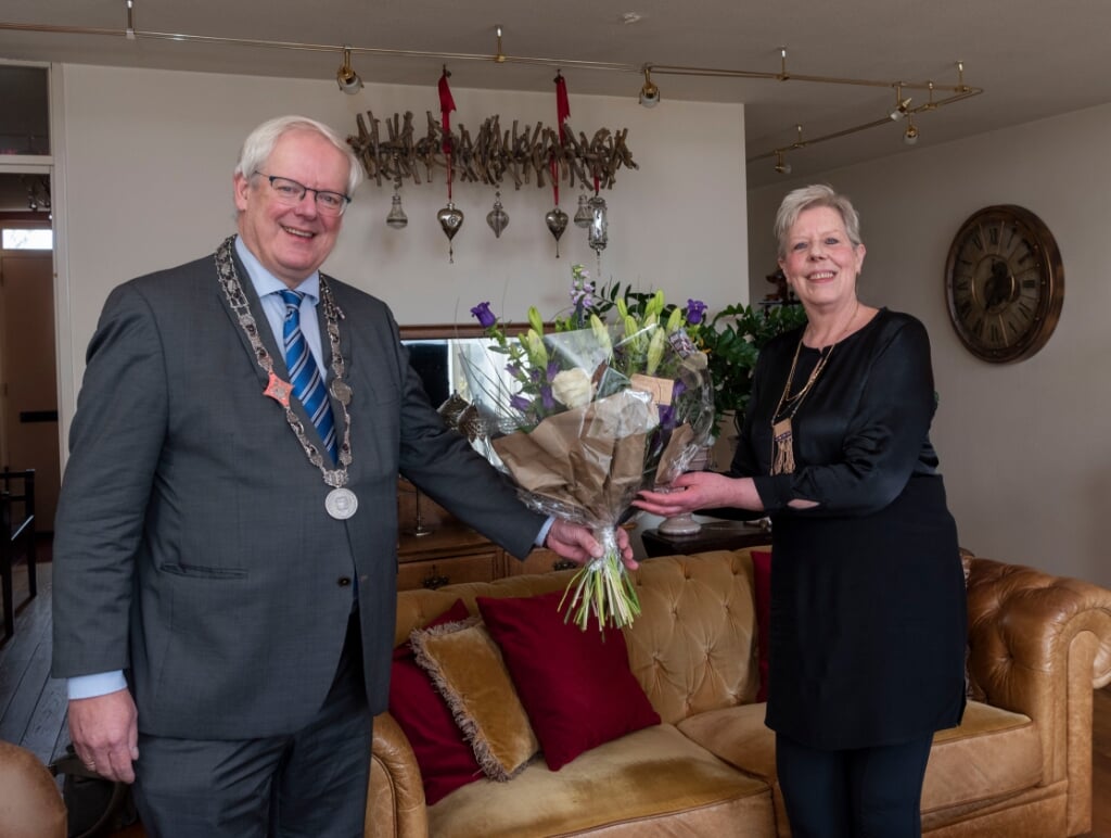 Burgemeester Veldhuijzen feliciteert Ria de Jong. (foto: Ingmar Timmer)