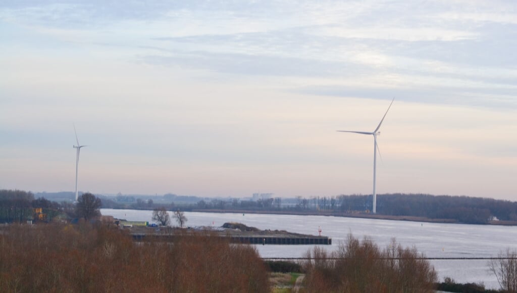 De de eerste twee windturbines langs de Oude Maas. Er komen er ook bij het Vaanplein.