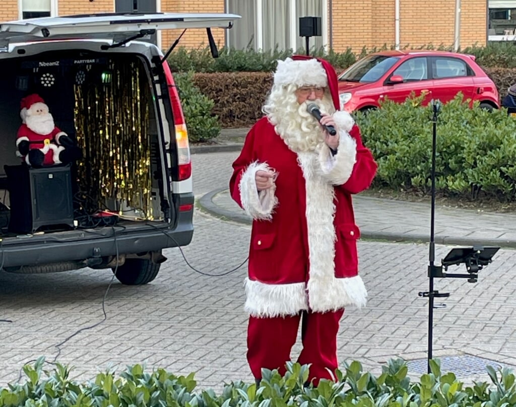 De zingende kerstman. (foto: Goverien van Gent) 