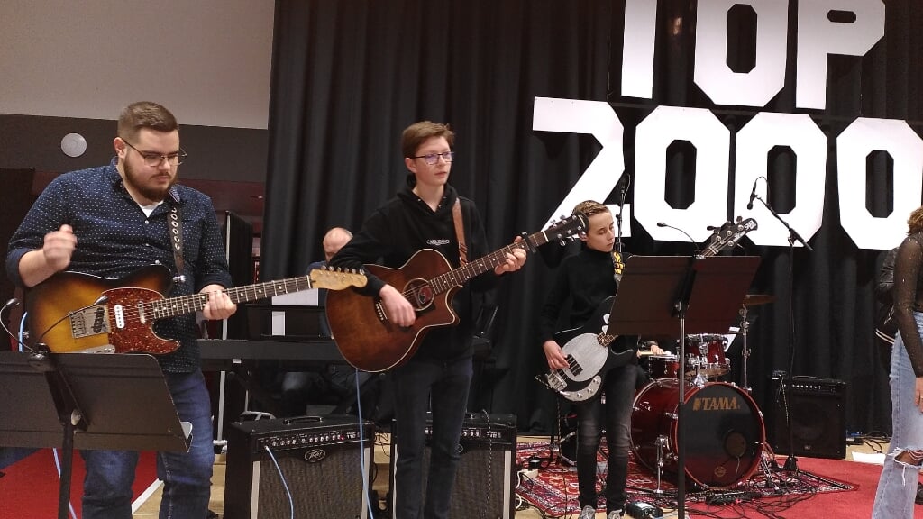 Sean Pithie (links) met enkele leerlingen tijdens het Top2000 concert. (foto Henk Elderson). 