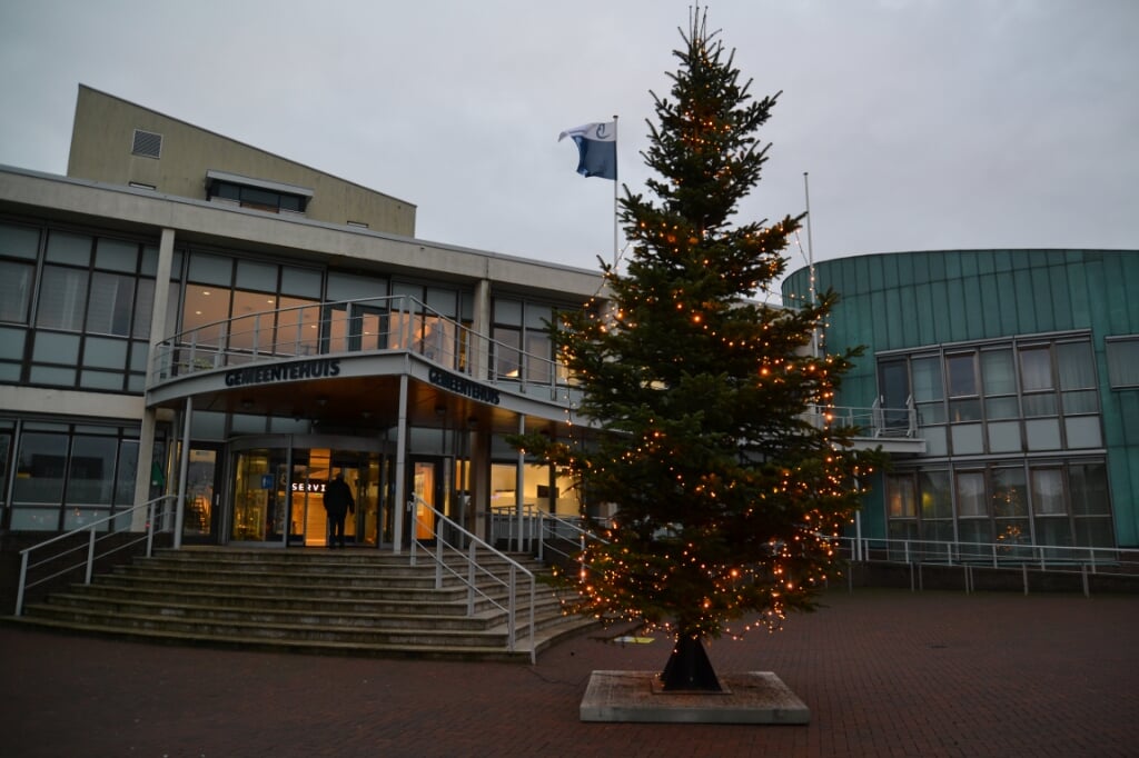 De kerstboom voor het gemeentehuis.