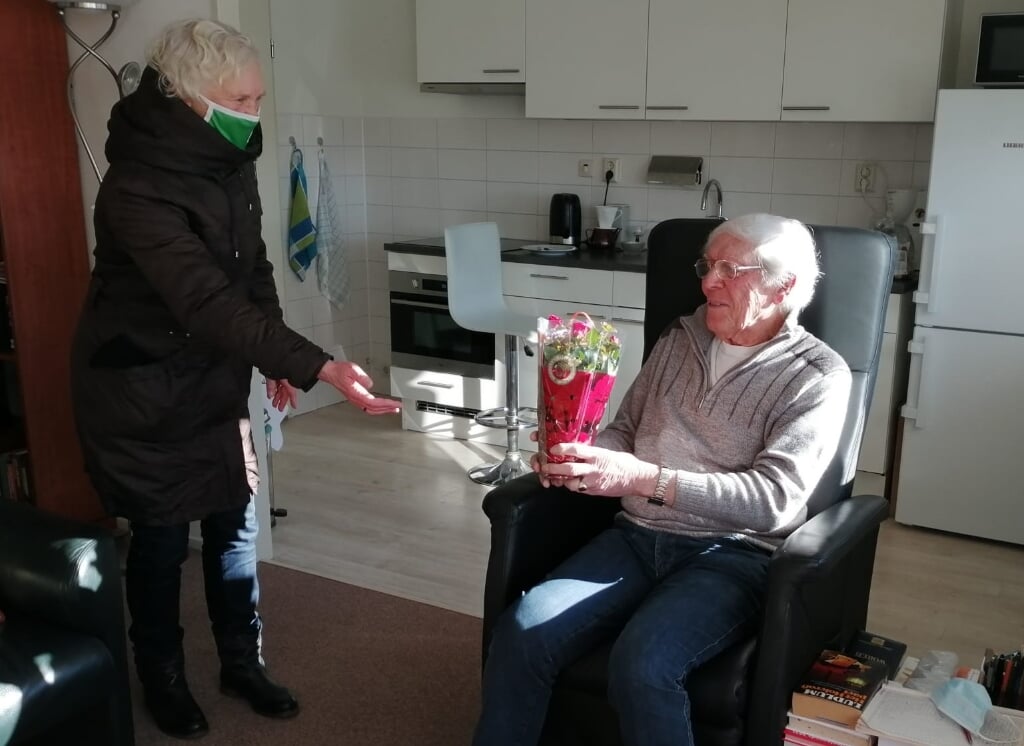 Marianne van Wilgenburg mocht binnenkomen bij de 91-jarige meneer Boender. 