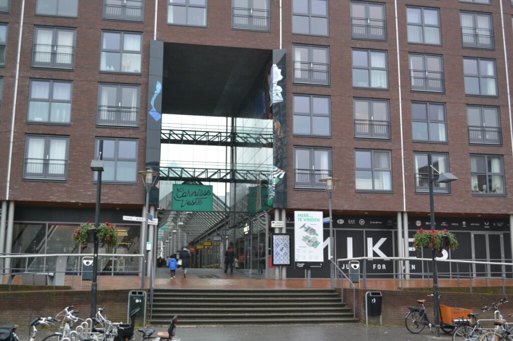 De ingang van het winkelcentrum aan het Middeldijkerplein. 