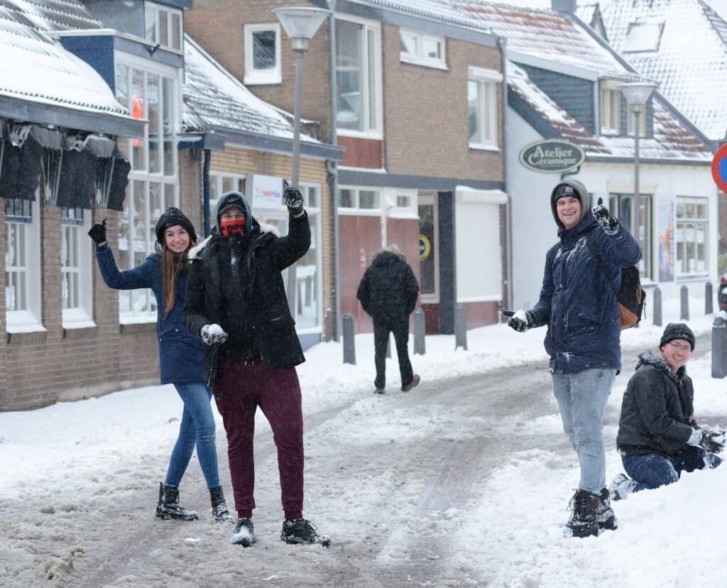 Sneeuwpret in de Dorpsstraat. (foto: Wil Gerritse)