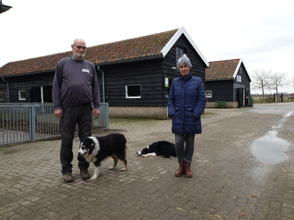 Cees van der Sman en Jannie de Vlaam voor de stallen van De Kleine Duiker. 