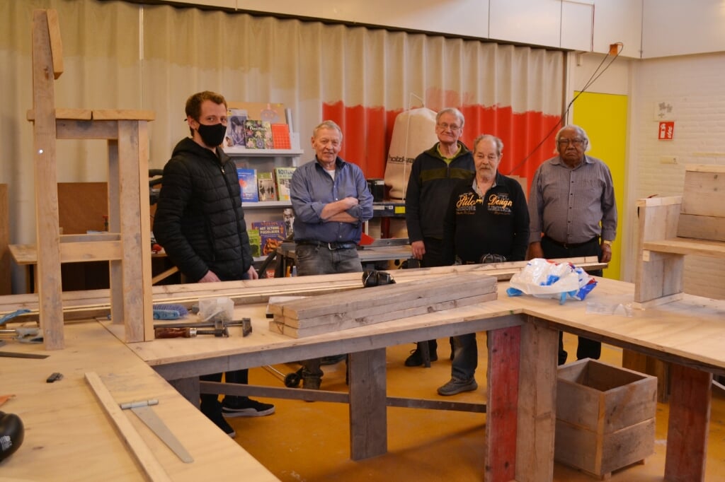 Dennis Hohmann met de klussers Piet, Ruud, Jaap en Frank. 