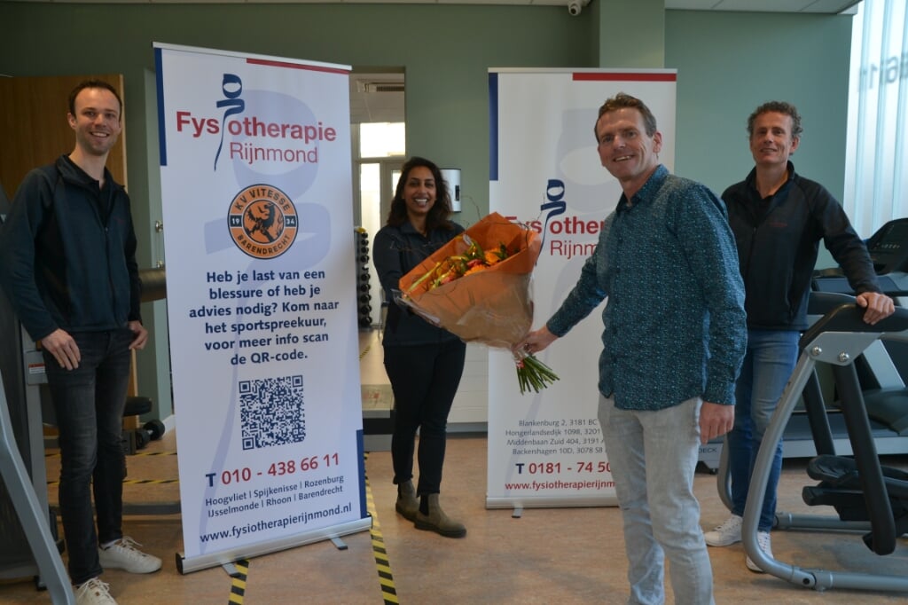 Leo van der Pol heeft bloemen voor Najia Visbeen-Subhani.