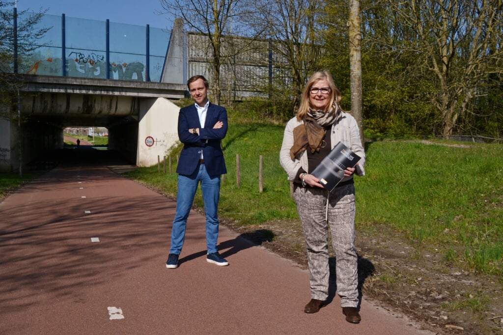 Lennart van der Linden en Els Schaap voor de tunnel onder de A29 in de Middeldijk.