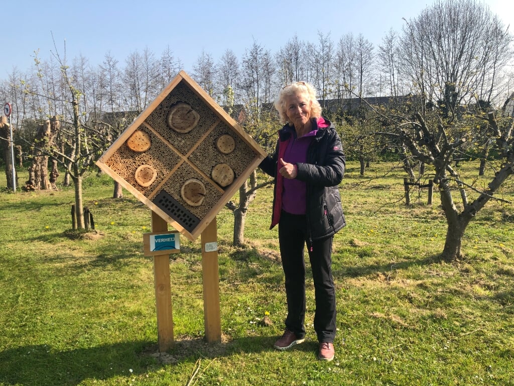 Myriam Börger is blij met het bijenhotel.
