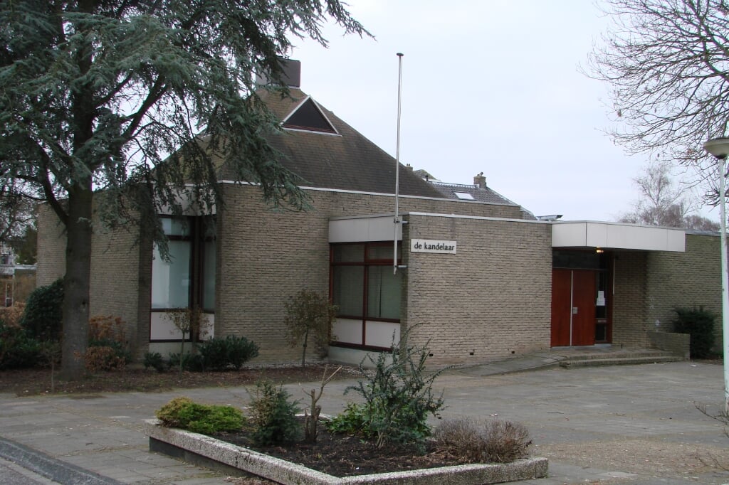 In de Kandelaar is nu een tandarts gevestigd. Op deze foto uit 2013 is het nog een kerk. 