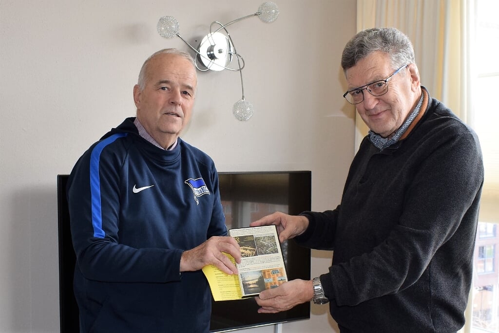  Bert de Goeij ontvangt de eerste CD box uit de handen van projectleider Pieter van Hengel. 