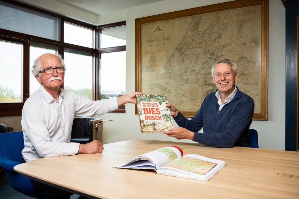 Auteur Wim van Wijk en dijkgraaf Jan Bonjer. (foto: waterschap Hollandse Delta/REEM foto)
