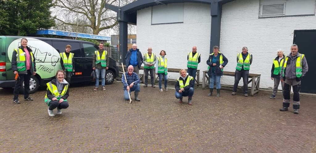18 vrijwilligers van SWA gingen samen met Hoveniersbedrijf Wim’s Tuin en Thuis aan de slag.