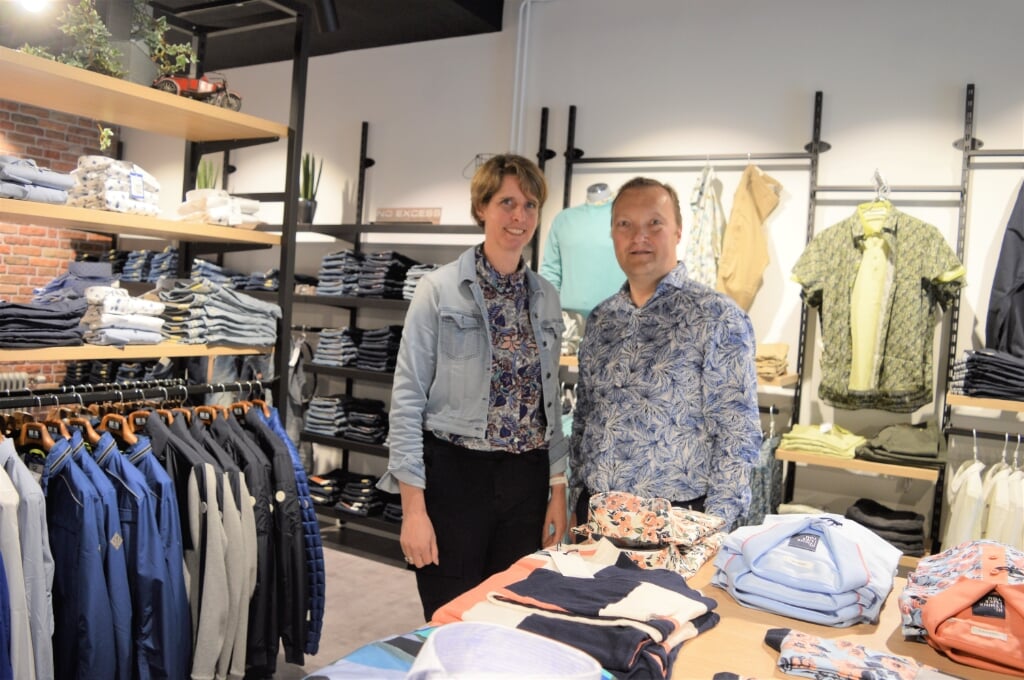 Heleen en Anton Verhoeven in hun nieuwe winkel