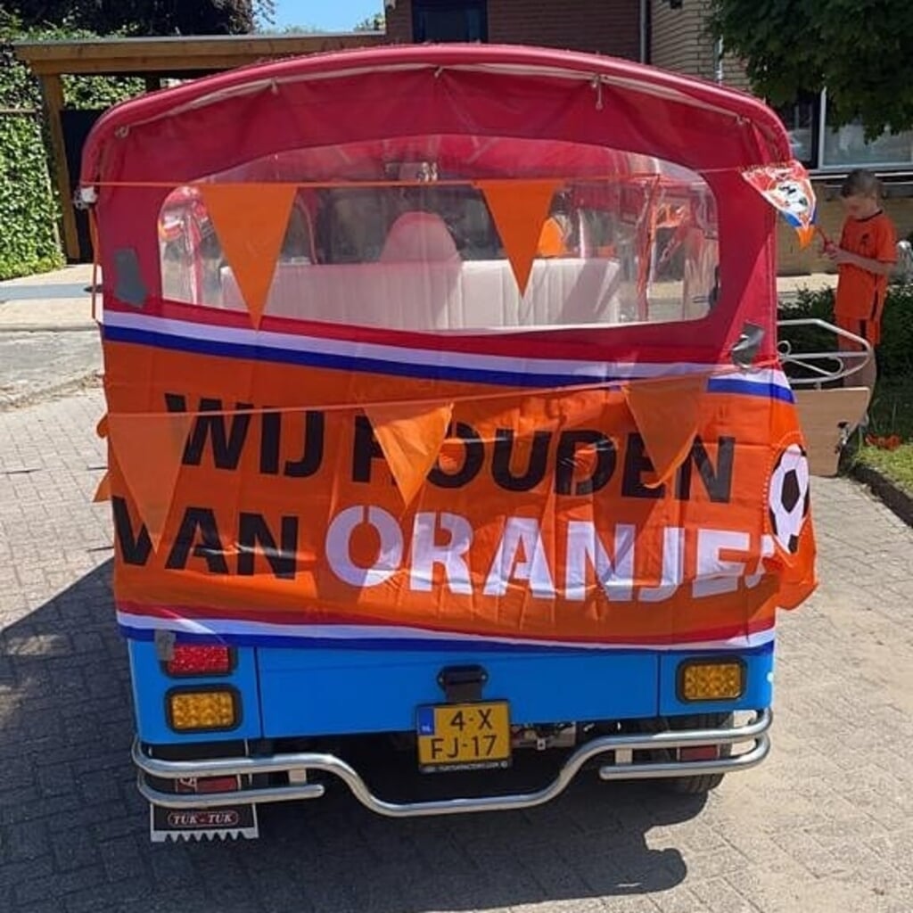 De versierde tuktuk in de Verdistraat. (foto: Annemieke Man in ’t Veld)