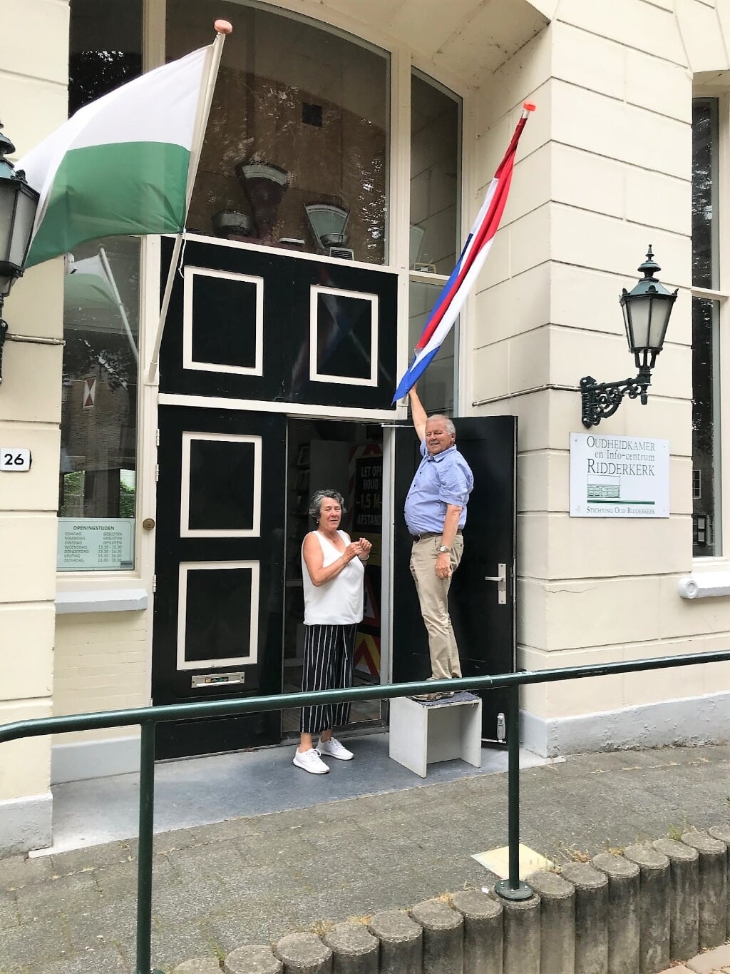Tiny en Ada Bekkers hingen de vlag uit voor de Oudheidkamer