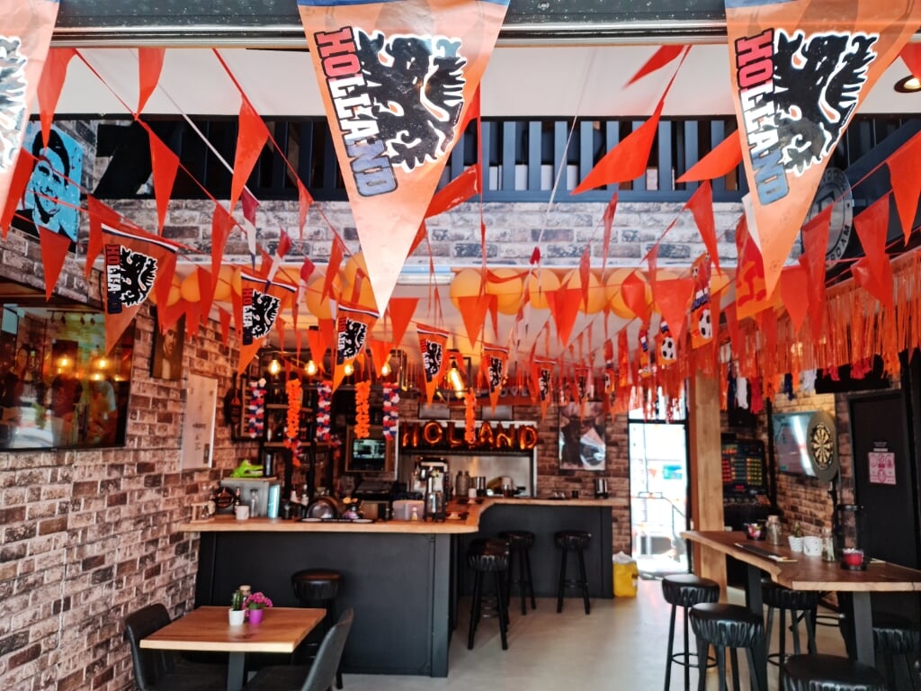 Café ’t Lot is volgens eigenaar Nick Koot ‘de gezelligste oranje kroeg van Barendrecht’. 