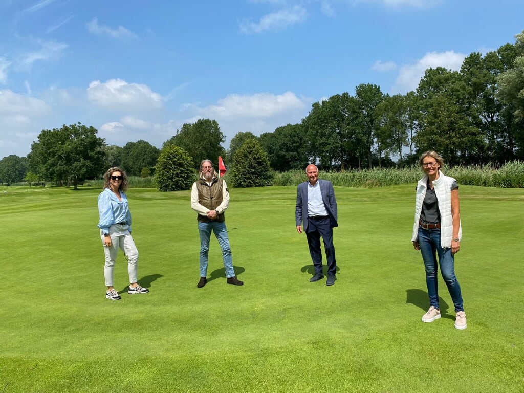 Burgemeester Jolanda de Witte bezoekt de golfbaan in Rhoon.