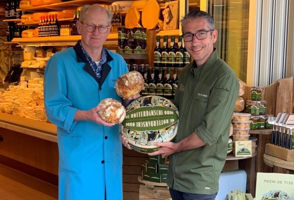 Dick Schumacher en Peter Bienefelt met hun prijswinnende brood en kaas.