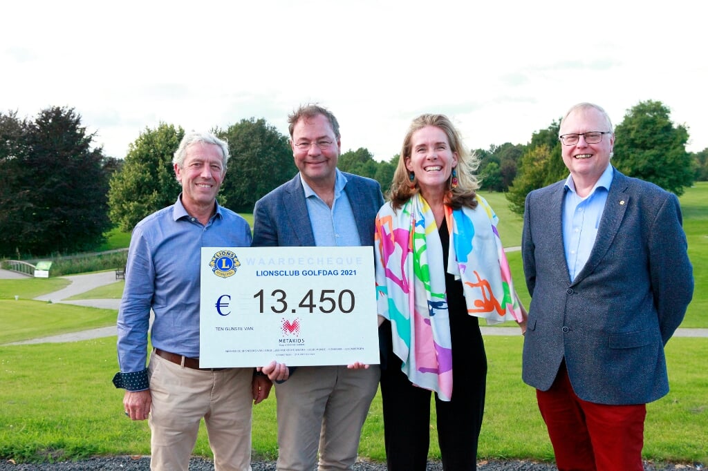 Van links naar rechts: Vincent Yntema (voorzitter golfcommissie), Pieter Brinkhorst (Metakids), Clara van Karnebeek (hoogleraar) en Ruud Tiemann (LC Zevenbergen). (Foto: Karel Huijssen) 