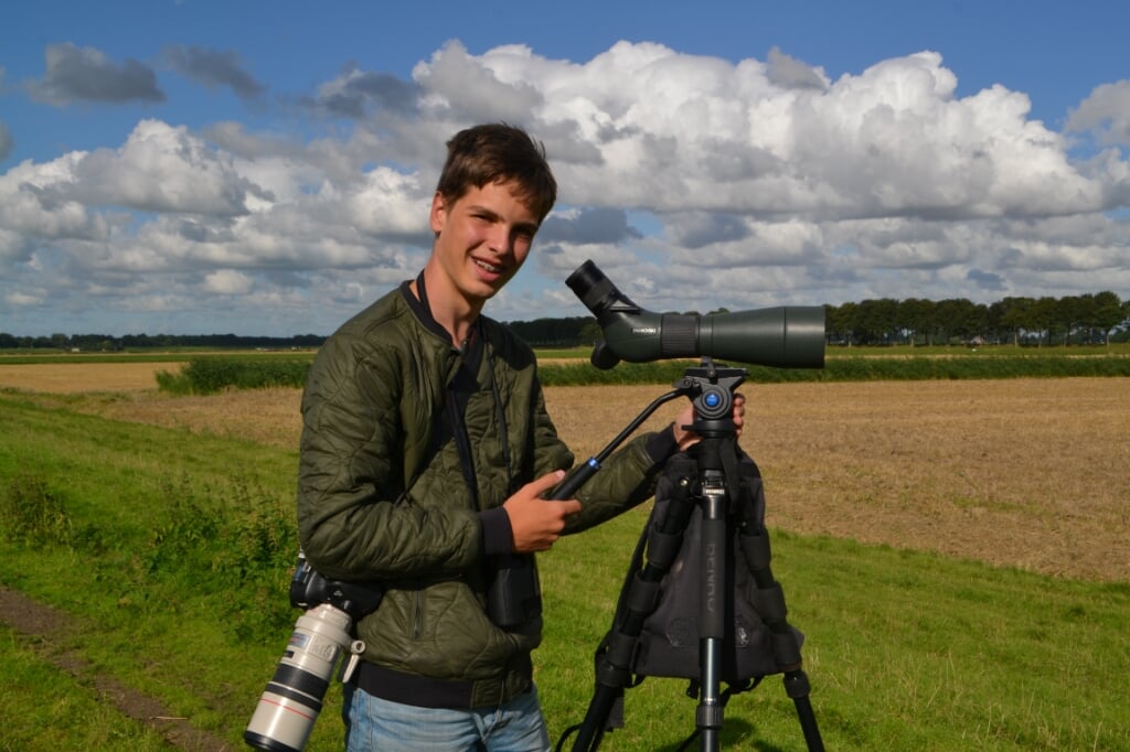 Arjan Molenaar gaat graag met kijker en camera de polder in. 