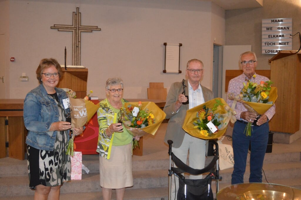 De jubilarissen van COV Ridderkerk kregen bloemen en een beeldje