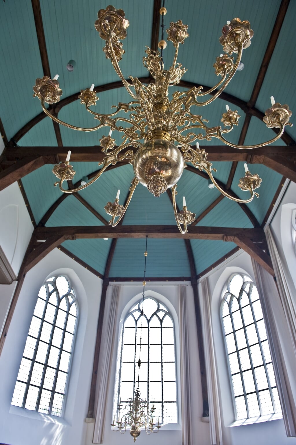 De kaarsenkronen in de kerk worden in 2022 gerestaureerd. 
