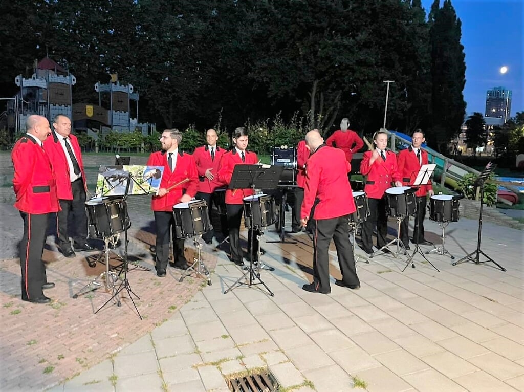 De tamboers van de Harmonie in Crooswijk