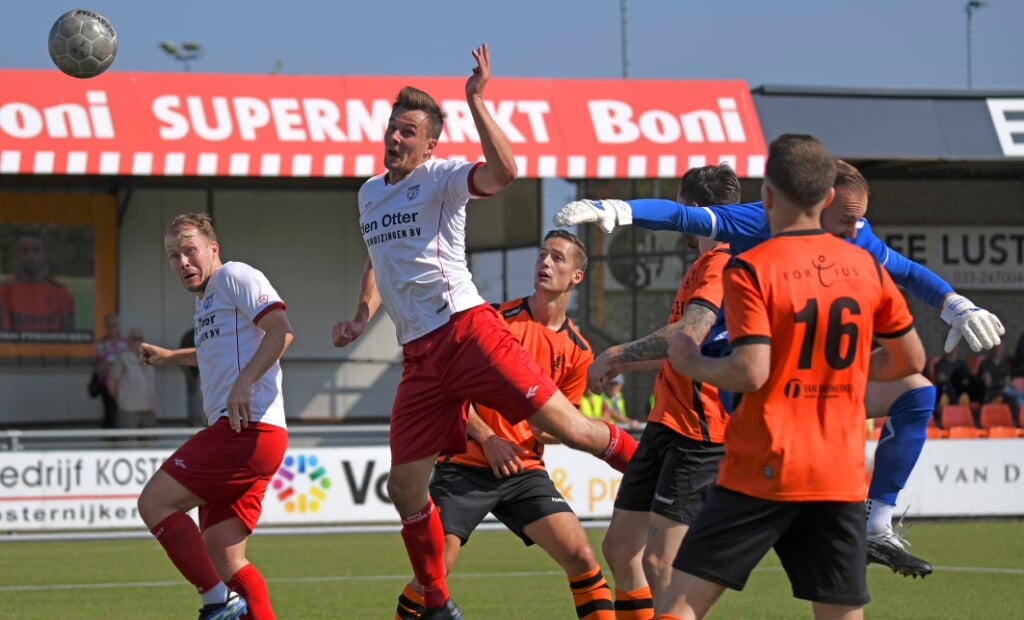 Niels Vorthoren scoort 0-1 voor Barendrecht. (foto: Cees Bakker) 