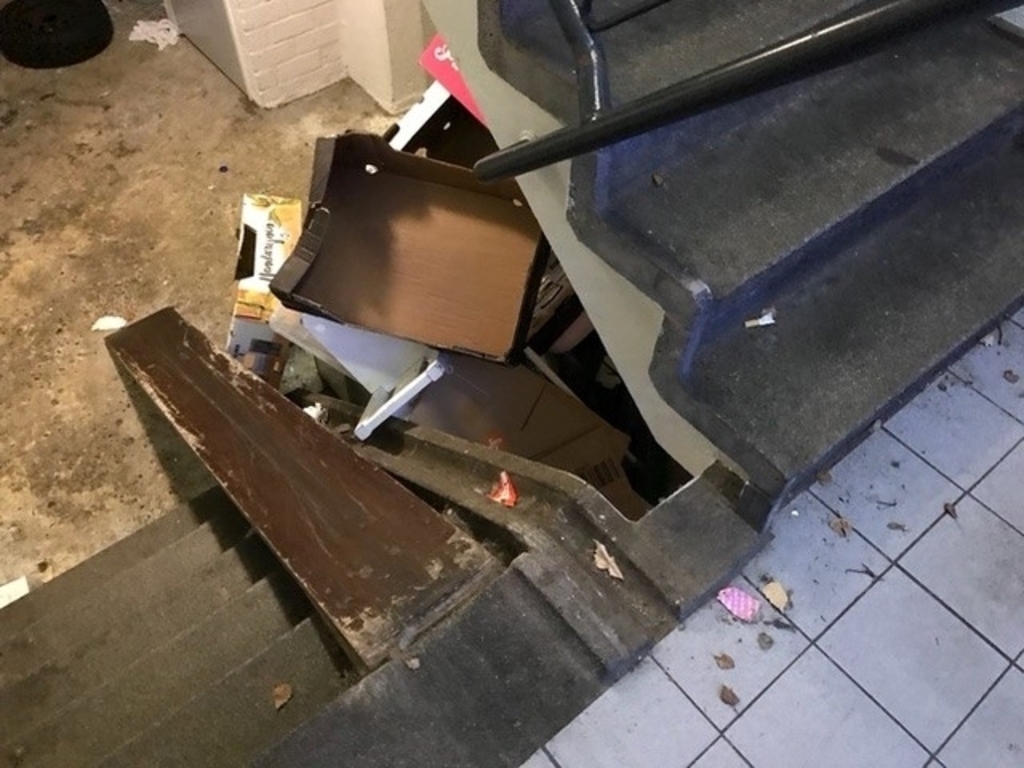 Brandgevaarlijk afval onder de trap