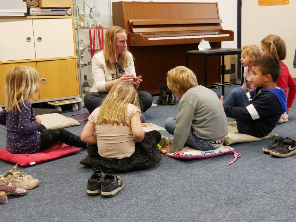 Kinderen maken kennis met muziek.