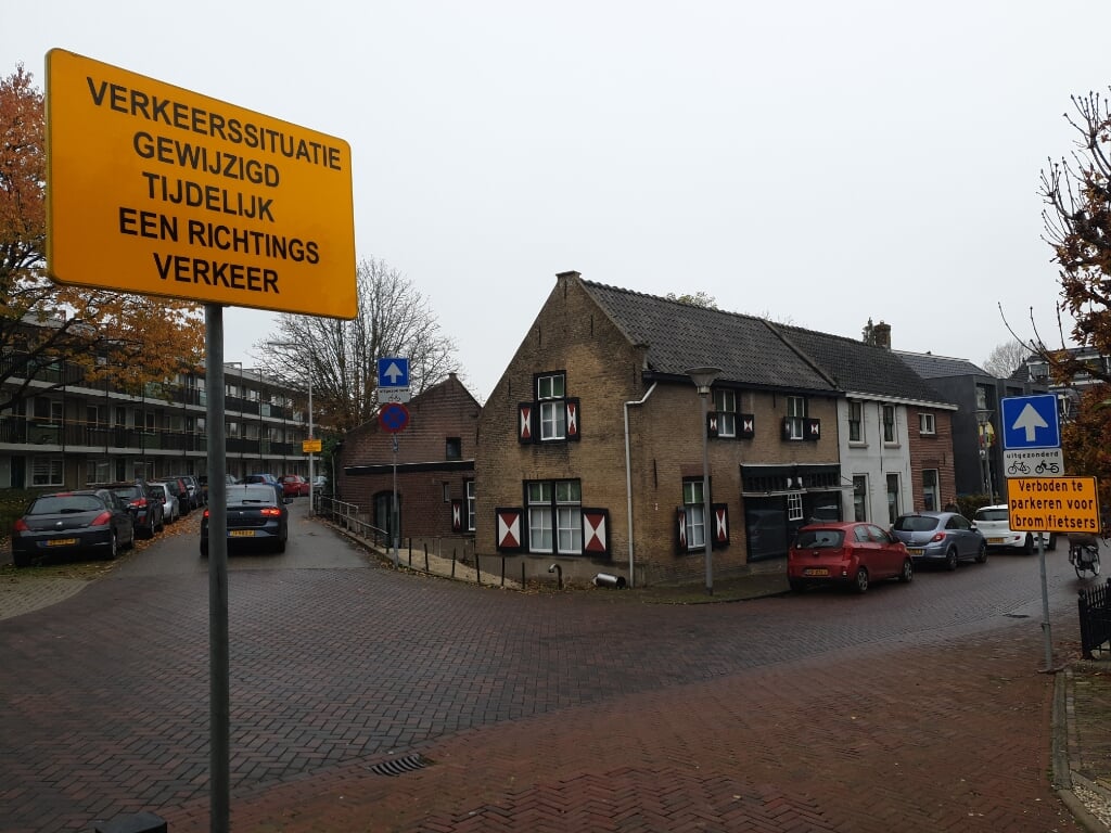 Volop verkeersborden in de Oude Dorpskern van Barendrecht. 