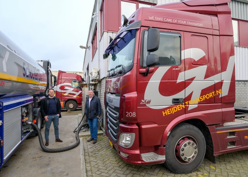 Nigel van der Wouden (l) van Schouten Olie en Bert van der Heijden bij de eerste schone diesel