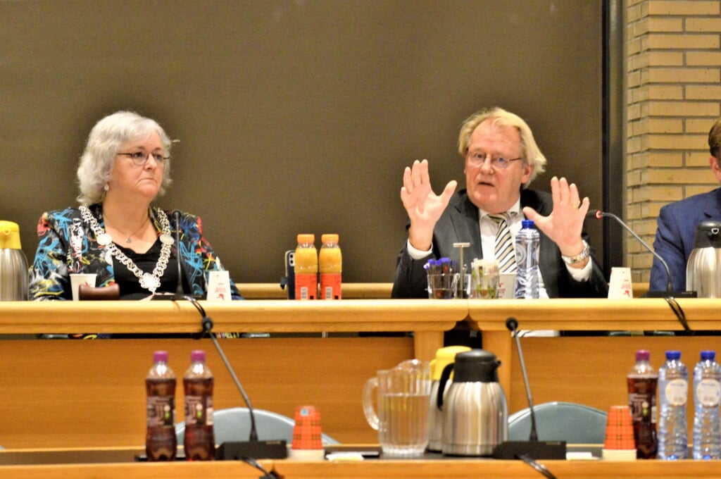 Commisaris van de Koning Jaap Smit sprak maandag met de gemeenteraad over de procedure voor de benoeming van een nieuwe burgemeester