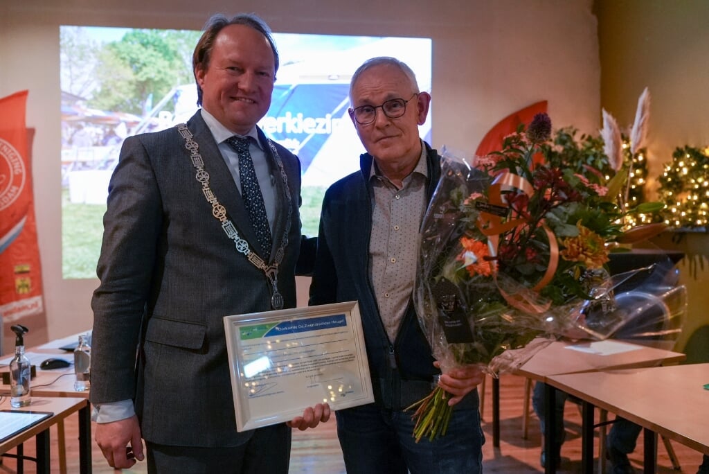 Burgemeester Van de Loo reikte de onderscheiding uit.