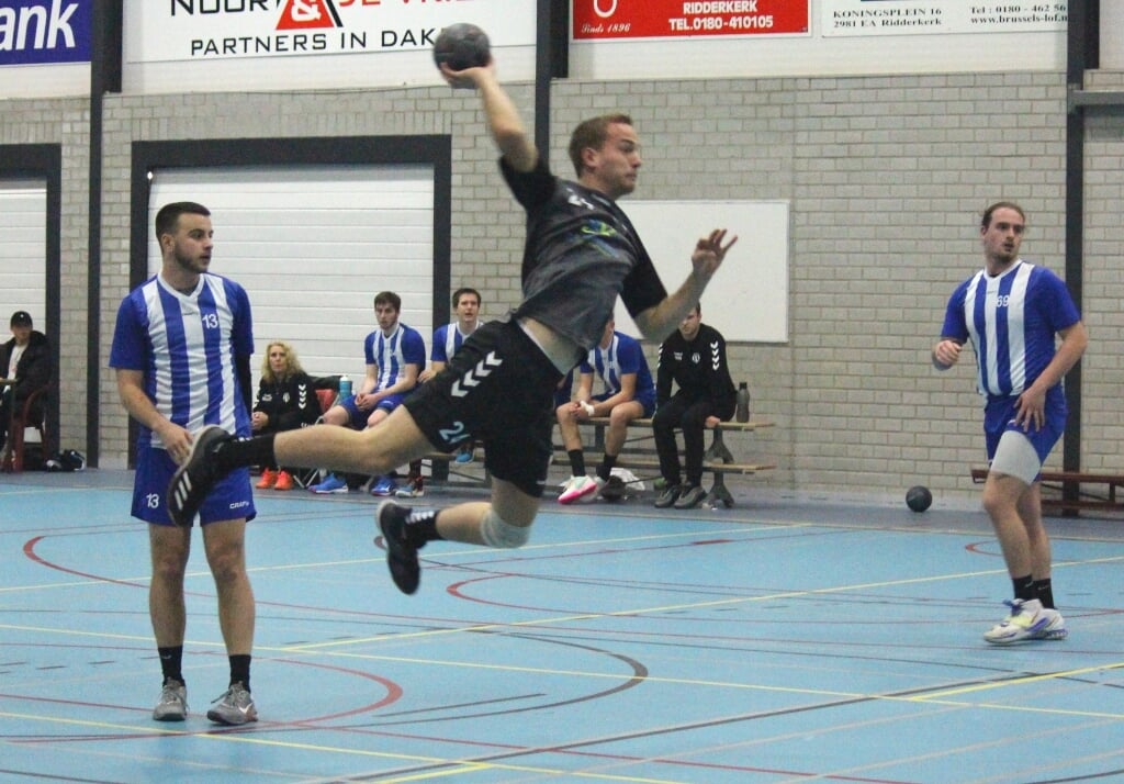 Jeffrey Schmitt vliegt de cirkel in (foto Ruud de Jong)